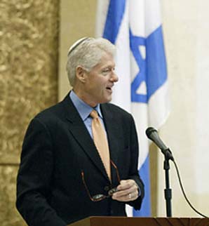 http://www.jewishworldreview.com/images/clinton_yarmulke.jpg